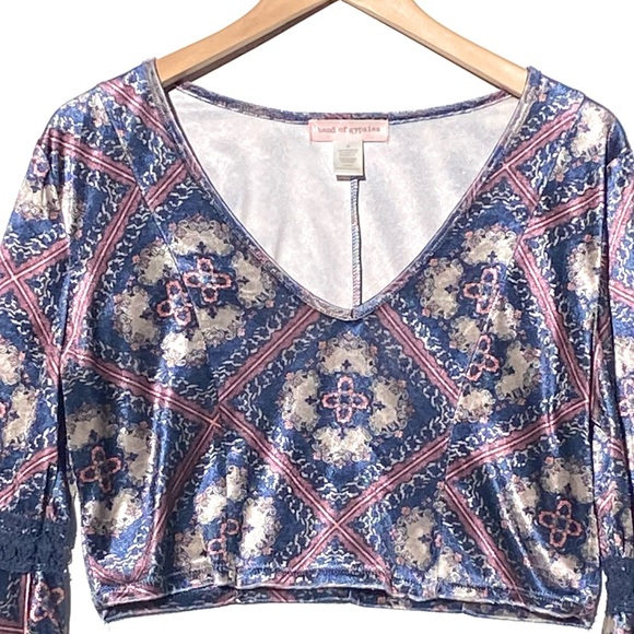 BAND OF GYPSIES Women’s Boho Velvet Printed Cropped Bell Sleeve Top size medium - Picture 2 of 5